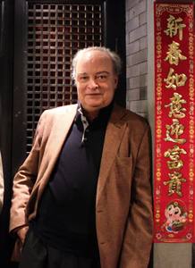 El autor Enrique Vila-Matas, en un restaurante chino como en el que escribió su última novela "Kassel no invita a la lógica"
