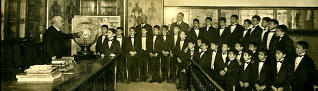 Alumnos de grado superior con Don Manuel S&aacute;nchez de las Pe&ntilde;as, en un ensayo de la loter&iacute;a de navidad.