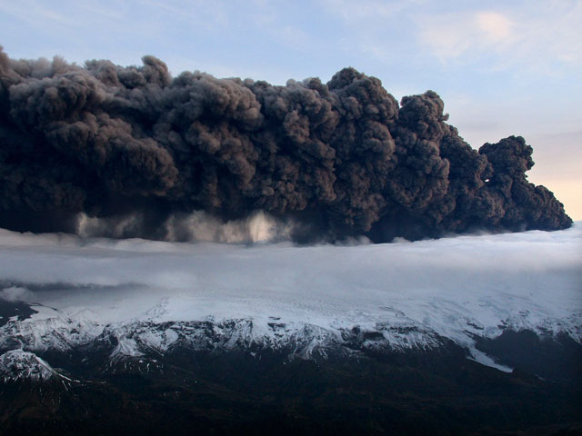 &iquest;C&oacute;mo una nube de ceniza de un volc&aacute;n puede provocar el caos a&eacute;reo en Europa?