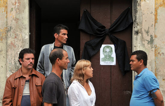 El preso cubano Orlando Zapata es enterrado bajo fuertes medidas de seguridad