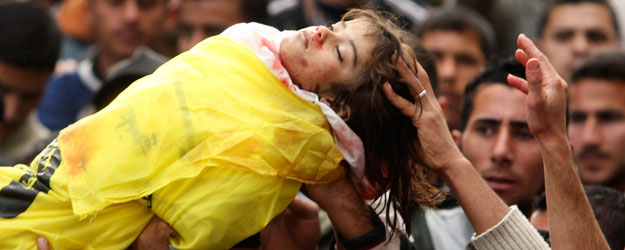 Entierro de Lama Hamdam, una ni&ntilde;a de cuatro a&ntilde;os que ha muerto en uno de los bombardeos que Israel mantiene sobre la Franja de Gaza desde el s&aacute;bado 27 de diciembre.