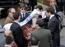 La familia coloca la bandera de Galicia sobre el f&eacute;retro con los restos mortales de Manuel Fraga, a su llegada a la iglesia parroquial de Perbes.