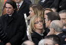 El expresidente del Gobierno Jos&eacute; Mar&iacute;a Aznar y su esposa, la alcaldesa de Madrid, Ana Botella, y Carmen (c), la hija de Fraga, que saluda a N&uacute;&ntilde;ez Feijoo (d), a su llegada a la iglesia parroquial de Perbes.