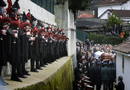 Familiares de Manuel Fraga llevan el f&eacute;retro cubierto con la bandera de Galicia durante el sepelio celebrado esta tarde en el Parroquia de Perbes.