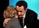 El entonces ministro del Interior franc&eacute;s, Nicol&aacute;s Sarkozy, besa a Merkel durante una reuni&oacute;n del EPP (European People Party), en Roma. Marzo de 2006.