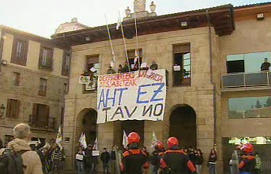 El entorno de ETA planea intensificar sus ataques contra el tren de alta velocidad vasco