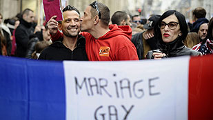 Entra en vigor la ley que permite a los gais casarse y adoptar en Francia Entra en vigor la ley que permite a los gais casarse y adoptar en Francia