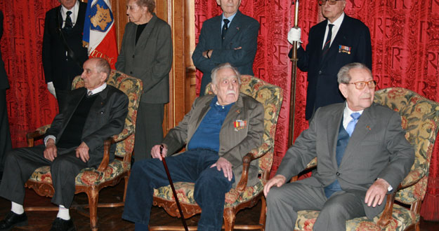 Acto en el ayuntamiento de París durante la entregade las medallas bermejas (medaille vermeil) a los sobrevivientes de La Nueve. De izquierda a derecha, Rafael Gómez, Luis Royo y Manuel Fernández. Acto en el ayuntamiento de París durante la entregade las medallas bermejas (medaille vermeil) a los sobrevivientes de La Nueve. De izquierda a derecha, Rafael Gómez, Luis Royo y Manuel Fernández.