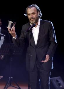 El actor Jos&eacute; Coronado posa con el galard&oacute;n al Actor Protagonista.