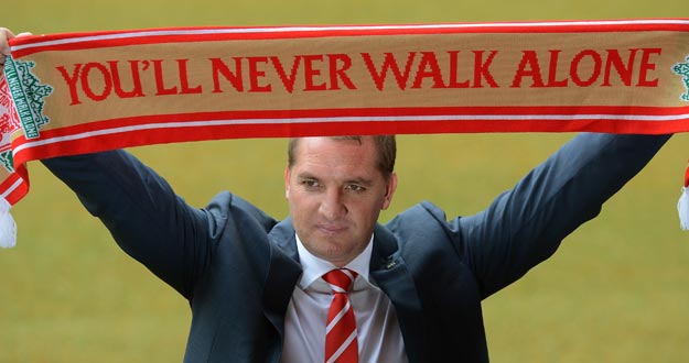 El entrenador Brendan Rodgers posa con la bufanda del Liverpool, su nuevo equipo.