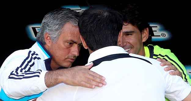 El entrenador del Real Oviedo, Félix Sarriugarte (c), saluda al técnico luso del Real Madrid, Mouriño (i) y su segundo, Aitor Karanka. El entrenador del Real Oviedo, Félix Sarriugarte (c), saluda al técnico luso del Real Madrid, Mouriño (i) y su segundo, Aitor Karanka.