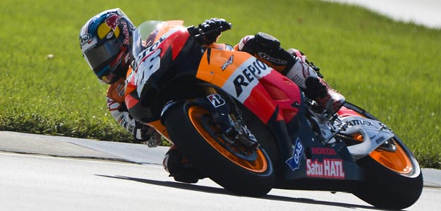 El espa&ntilde;ol Dani Pedrosa toma una curva durante la primera sesi&oacute;n libre