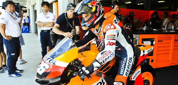 El espa&ntilde;ol Dani Pedrosa sale de los boxes