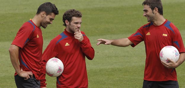 Juan Mata, en el centro, junto a Alberto Bot&iacute;a y Adri&aacute;n L&oacute;pez en un entrenamiento
