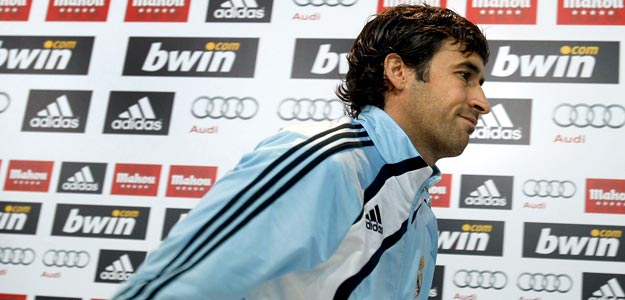 El delantero del Real Madrid Ra&uacute;l Gonz&aacute;lez, al finalizar la rueda de prensa