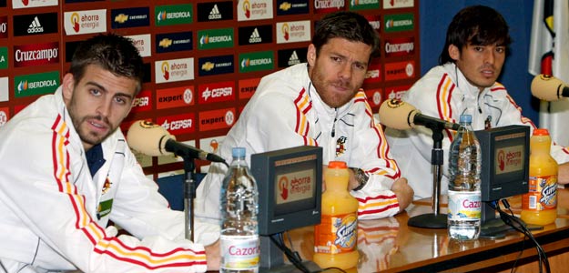Los jugadores de la selecci&oacute;n espa&ntilde;ola Piqu&eacute; (i), Alonso (c) y Silva.