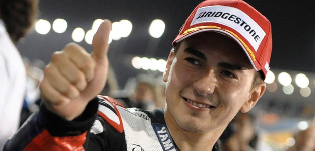 El piloto español Jorge Lorenzo sonríe después de lograr la "pole" en los entrenamientos clasificatorios del Gran Premio de motociclismo de Catar El piloto español Jorge Lorenzo sonríe después de lograr la "pole" en los entrenamientos clasificatorios del Gran Premio de motociclismo de Catar