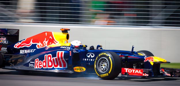 El piloto aleman de Red Bull, Sebastian Vettel, conduce su monoplaza durante la tercera sesión de entrenamientos El piloto aleman de Red Bull, Sebastian Vettel, conduce su monoplaza durante la tercera sesión de entrenamientos
