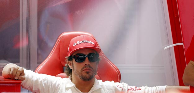 El piloto español Fernando Alonso (Ferrari) descansa tras finalizar la tercera y última sesión de entrenamientos libres El piloto español Fernando Alonso (Ferrari) descansa tras finalizar la tercera y última sesión de entrenamientos libres