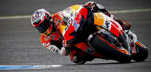 El estadounidense Casey Stoner, de Honda, participa en los entrenamientos libres de MotoGP en el circuito de Estoril