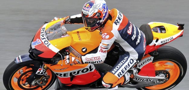 El piloto australiano de MotoGP Casey Stoner, durante los entrenamientos para el Gran Premio de Alemania