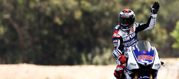 El piloto español Jorge Lorenzo, de Yamaha, saluda al finalizar los entrenamientos del GP de Portugal. El piloto español Jorge Lorenzo, de Yamaha, saluda al finalizar los entrenamientos del GP de Portugal.