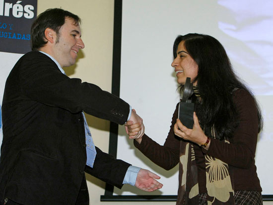 Malalai Joya recibe el Premio Juan Mar&iacute;a Bandr&eacute;s como est&iacute;mulo de lucha por el pueblo afgano