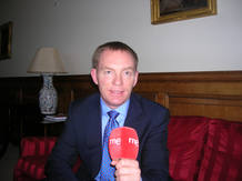 El Secretario de Asuntos Europeos, Chris Bryant, defiende la candidatura de Tony Blair como Presidente del Consejo Europeo en una entrevista para los micrófonos de RNE. El Secretario de Asuntos Europeos, Chris Bryant, defiende la candidatura de Tony Blair como Presidente del Consejo Europeo en una entrevista para los micrófonos de RNE.