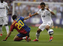 El equipo blanco ha comenzado dominando el partido. En la imagen, Marcelo lucha un bal&oacute;n con el azulgrana Dani Alves.