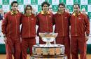 El equipo espa&ntilde;ol de tenis posa junto a la ensaladera.