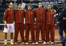 El equipo espa&ntilde;ol escucha el Himno Nacional antes de que Nadal abra el fuego.