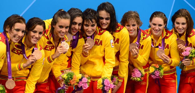 El equipo espa&ntilde;ol de nataci&oacute;n sincronizada en el podio de los Juegos