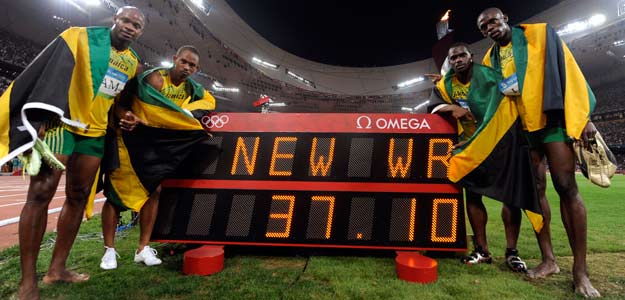 El equipo jamaicano de 4 x100 bate el récord del mundo con una marca de 37.10. El equipo jamaicano de 4 x100 bate el récord del mundo con una marca de 37.10.