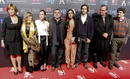 El equipo de la pel&iacute;cula La voz dormida rodea a su director, Benito Zambrano .