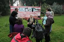 El equipo de En Portada con una de las supervivientes de la matanza de Shatila