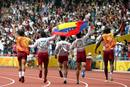 El equipo venezolano celebra su medalla de plata en la prueba masculina de relevos 4x100 metros de categor&iacute;a T11-T13