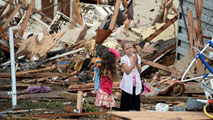 Ir al Video&nbsp;Los equipos de emergencia buscan a supervientes entre los escombros del tornado de Oklahoma