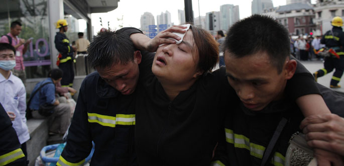 Los equipos de rescate ayudan a una herida tras el choque de dos trenes en el metro de Shanghai Los equipos de rescate ayudan a una herida tras el choque de dos trenes en el metro de Shanghai