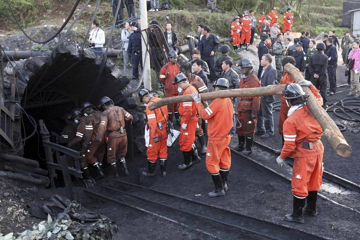 Equipos de rescate en la boca de la mina de carb&oacute;n de Shizong, en China