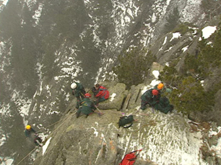 Los equipos de rescate desempe�an su trabajo en condiciones extremas