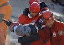 Los equipos de rescate logran salvar a un beb&eacute; de entre los escombros