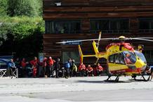 Los equipos de rescate se preparan para salir a buscar a los desaparecidos en la avalancha en el Mont Blanc. Los equipos de rescate se preparan para salir a buscar a los desaparecidos en la avalancha en el Mont Blanc.