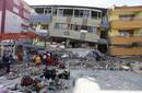 Los equipos de rescate trabajan en un edificio que colaps&oacute; tras el terremoto