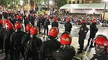 Ir al Video&nbsp;La Ertzaintza detiene a seis miembros de Segi en una larga y tensa operaci&oacute;n