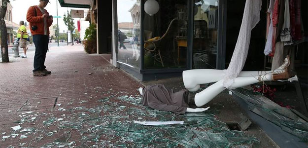 Un escaparate de una tienda aparece destrozado tras los temblores del terremoto.