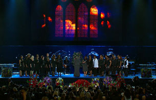 Ver v&iacute;deo  'En el escenario del Staples Center un coro gospel da comienzo al memorial de Michael Jackson'