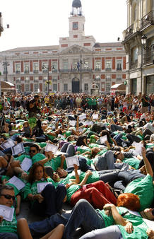 ESCENIFICAN EN EL CENTRO DE MADRID LA "MUERTE" DE LA EDUCACI&Oacute;N P&Uacute;BLICA