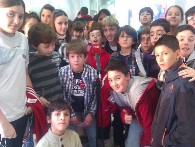 Escolares dentro de la exposici&oacute;n