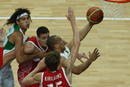 El escolta de Brasil Alex Garc&iacute;a (c) entra a canasta ante el alero de Rusia Andrei Kirilenko, durante su partido de la fase de grupos del torneo ol&iacute;mpico de baloncesto.