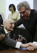 Francisco Ayala durante la celebraci&oacute;n de su 103 cumplea&ntilde;os en la Biblioteca Nacional. Habla con el entonces Ministro de Cultura, C&eacute;sar antonio de Molina. 16 de marzo de 2009.